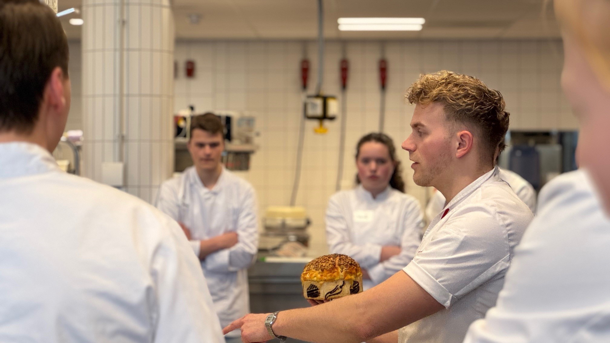 Giel Vermeulen geeft een brooddemo, met wedstrijdtips. Foto's: Summa