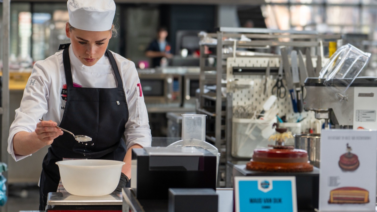 Maud van Dijk behaalt de eerst plek bij Skills Heroes in de categorie Patisserie. 