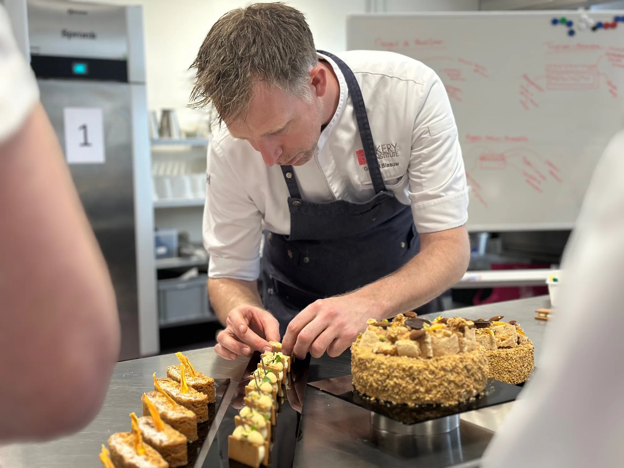 Gerard Blaauw laat de fijne kneepjes zien.