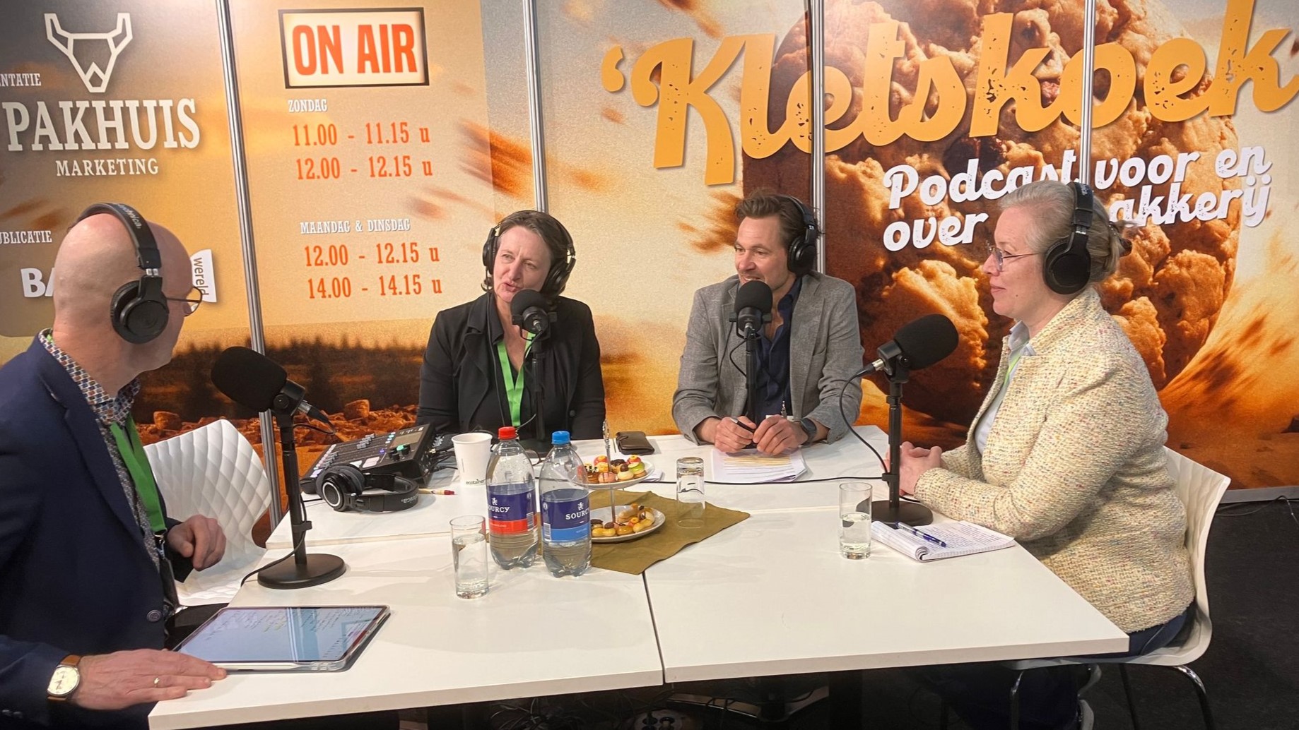 Janet Borgesius (r) en Hilco Wagenaar (l) praten over personeel en automatisering. Foto: Bakkerswereld