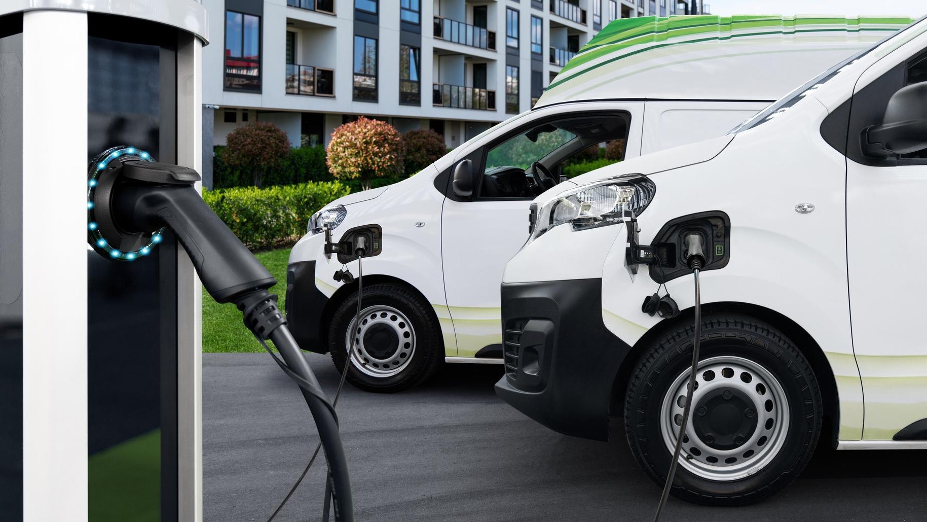 Nieuwe bedrijfsauto's aangedreven door fossiele brandstof, mogen milieuzones niet meer in. Beeld: opwegnaarzes