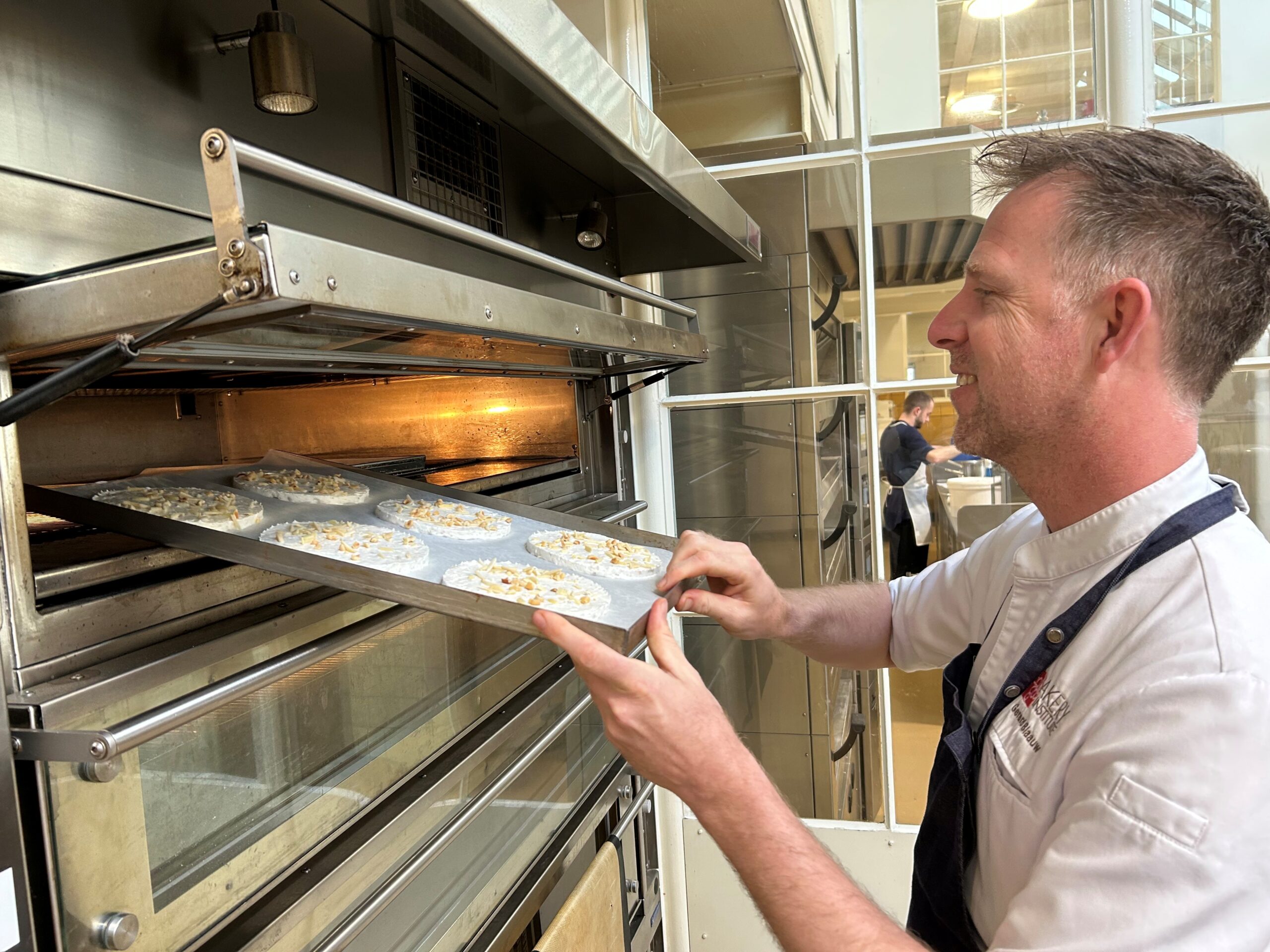 Gerard bakt schuimplakken voor zijn traktatie af. Foto's: BI