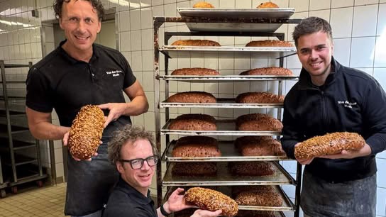 De bakkers van Van der Steen kunnen hun geluk niet op. Foto: Fb