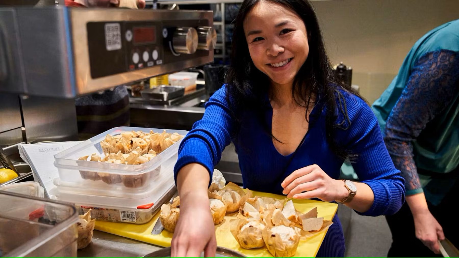 Wendy Luong test muffins met mycelium. Foto: Vita Devies