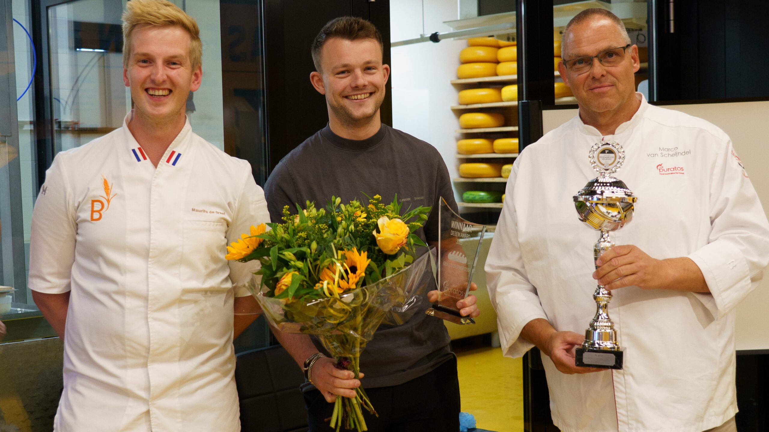 Hij flikt het 'm weer: dubbel goud voor Roy Schepers van Echte Bakker Herman Schepers. Hier geflankeerd door juryleden Marco van Scheijndel (Puratos) Maurits de Greef (BT). Foto's: EB