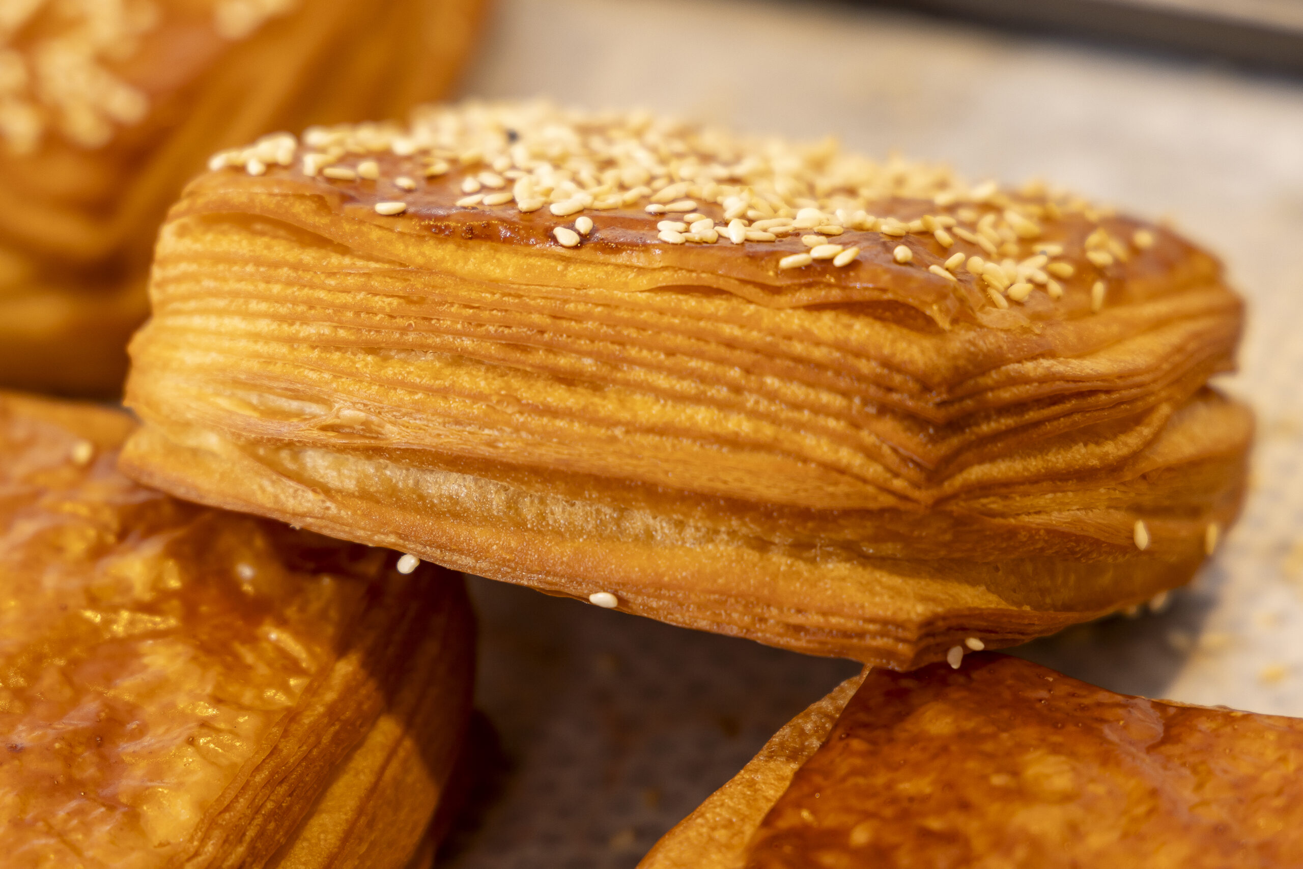 Croissantbroodjes kunnen zowel vierkant als in driehoeken worden gemaakt. Het voordeel van dit type broodje is dat het voor de consument heerlijk afhapbaar is, ook mét beleg. Foto's: Koos Groenewold