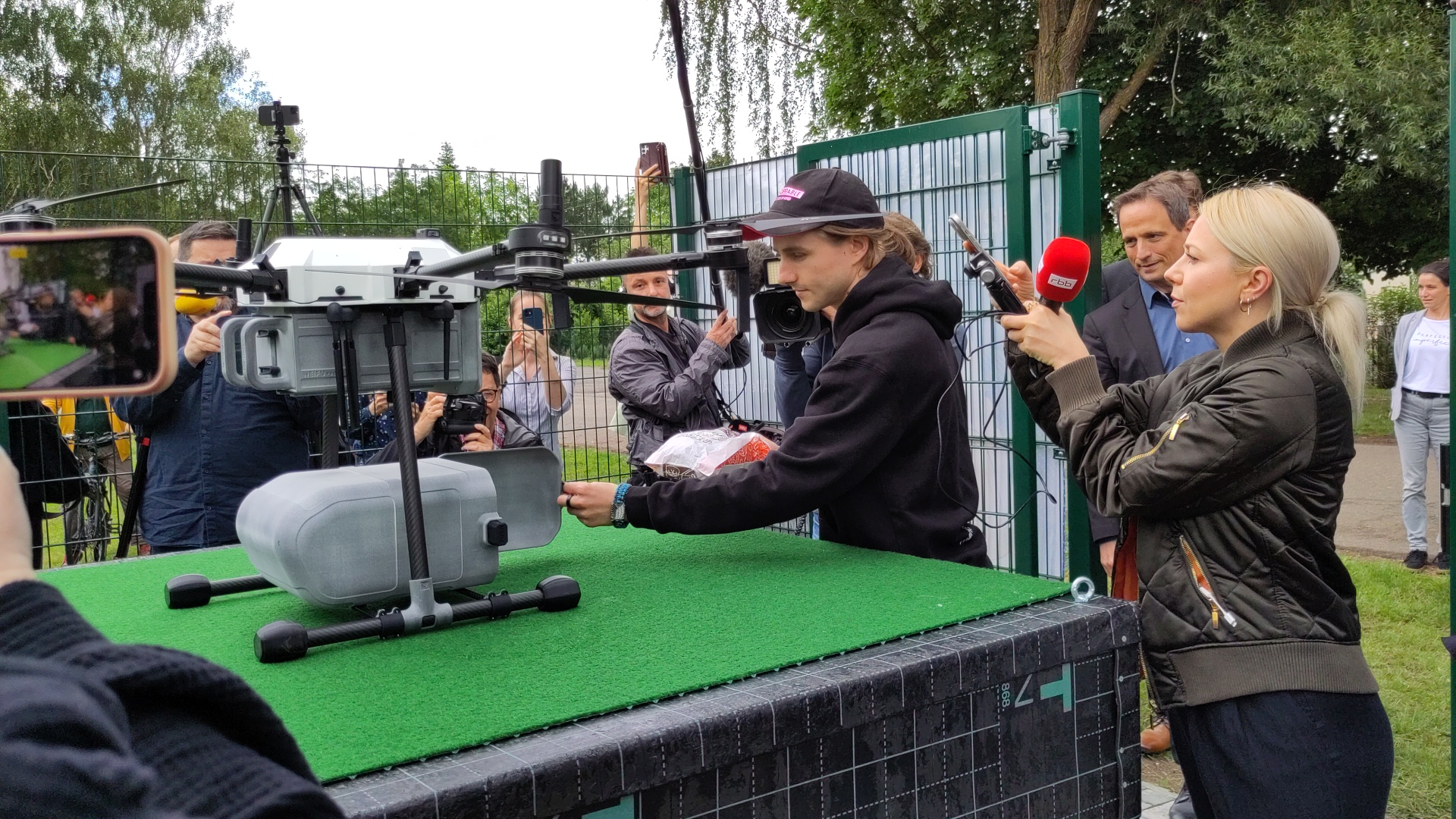Het brood wordt in een trommeltje onder de drone gehangen en per luchtpost verstuurd. Foto: Luftlabor
