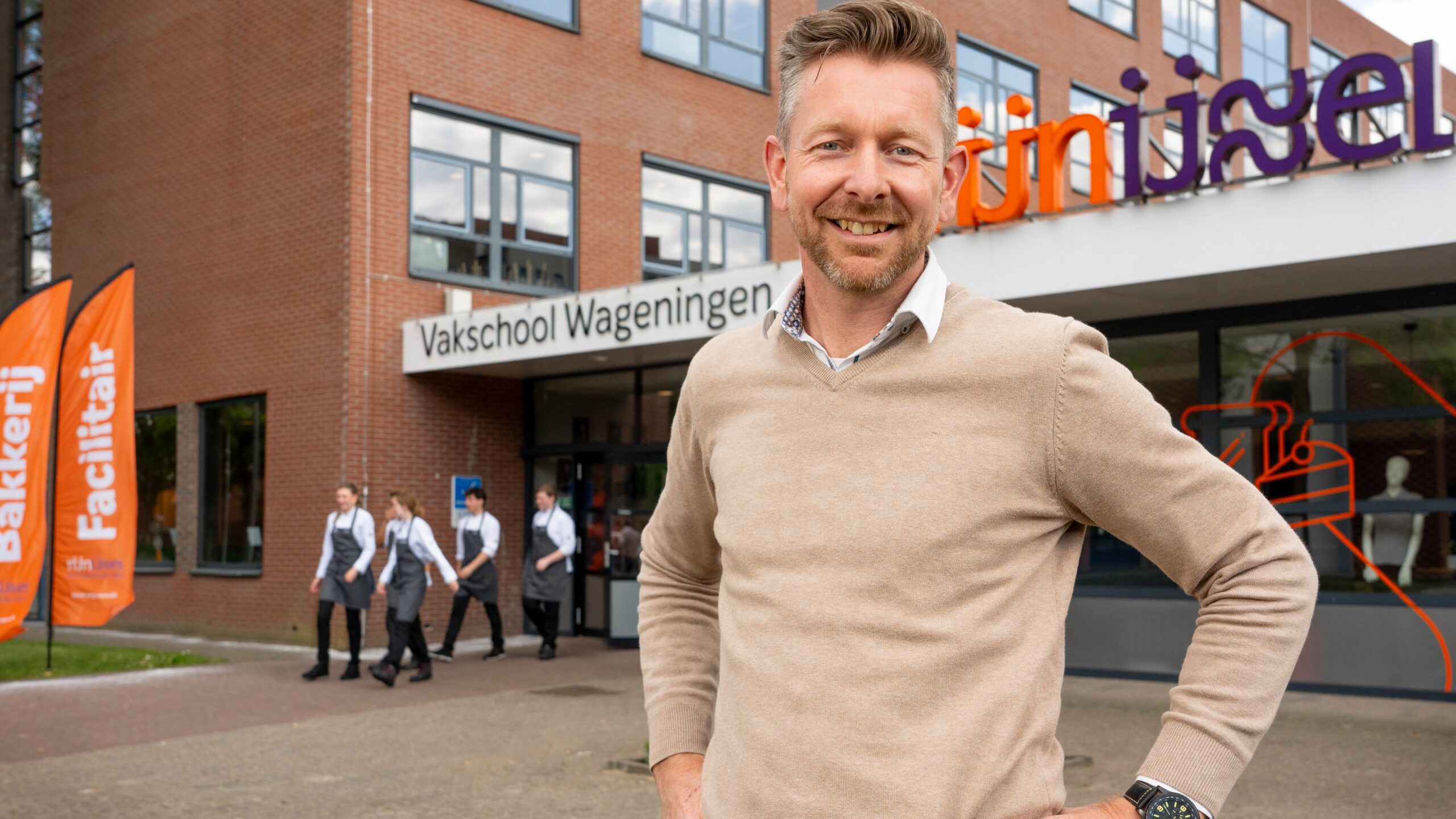 Martien Peelen voor het nieuwe gebouw van de Vakschool Wageningen, dat nu een reguliere ROC is. Foto's: Jan Willem Schouten