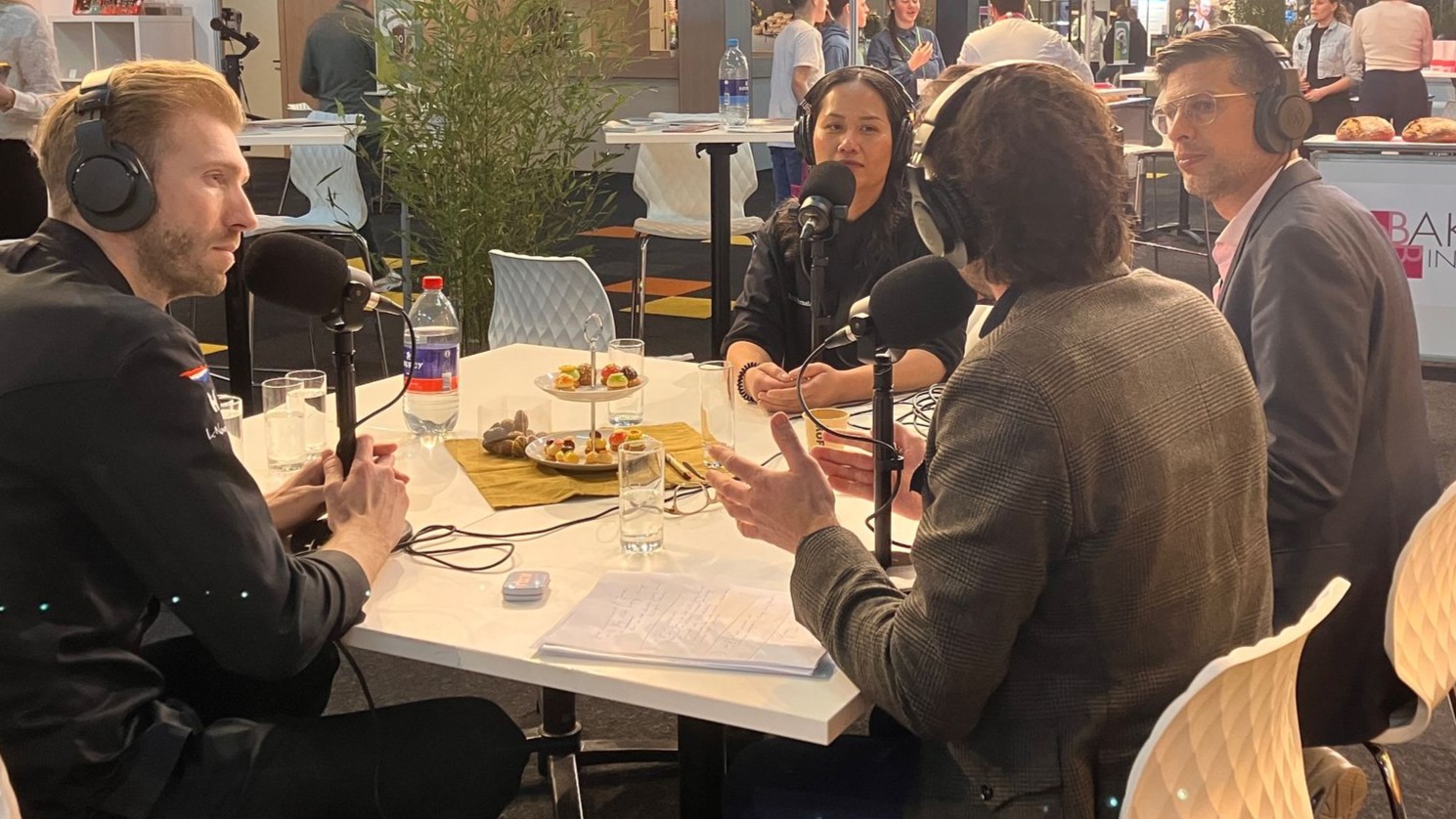 Peter Remmelzwaal (l) en Rostriana Permatasari in gesprek met Ivo van Dijkhuizen (op de rug gezien) en Willem Paul de Mooij. 