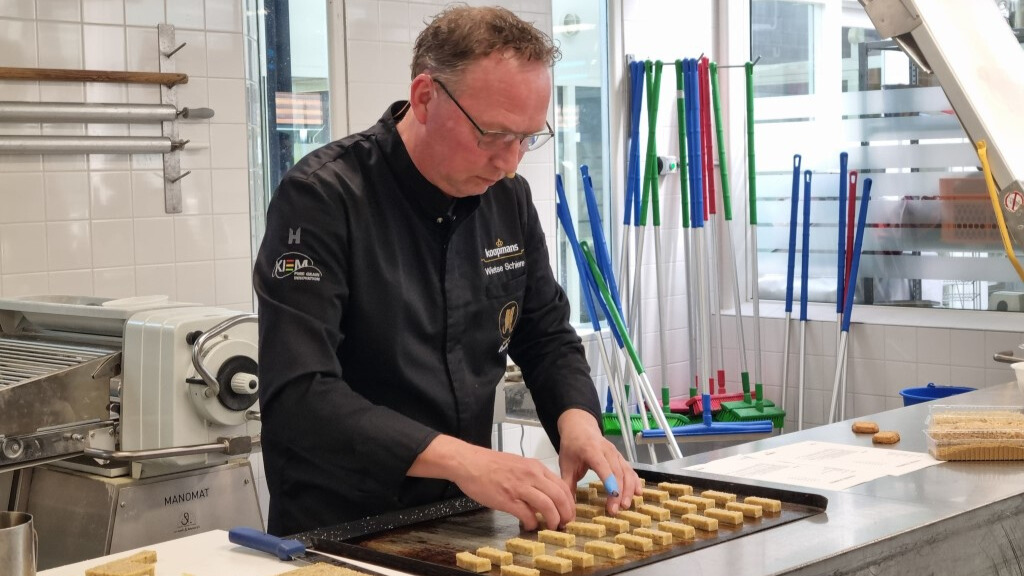 Wietse Schiere laat zien hoe je de Lekkerste Fryske Dúmkes maakt. Foto's: Clara Bloemhof/ Bakery Sweets Center