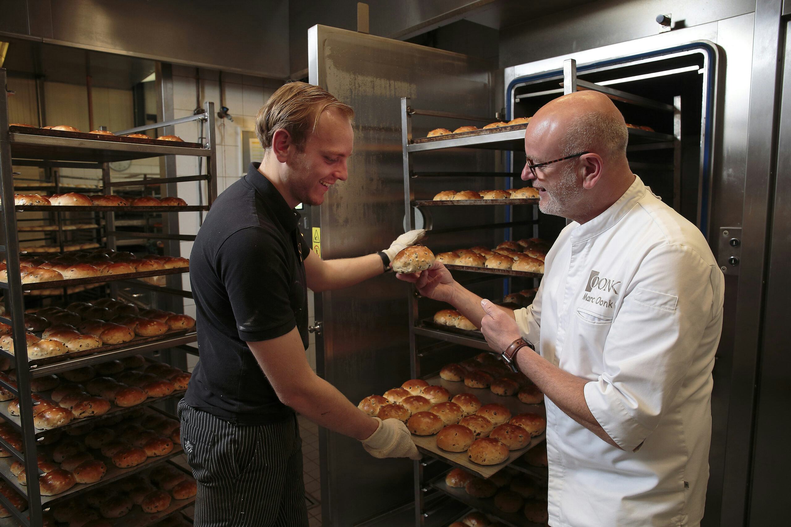 Marc Oonk in de broodbakkerij bij de onlangs aangeschafte vacuum koeler. 'De kwaliteit van het brood verbetert erdoor.'