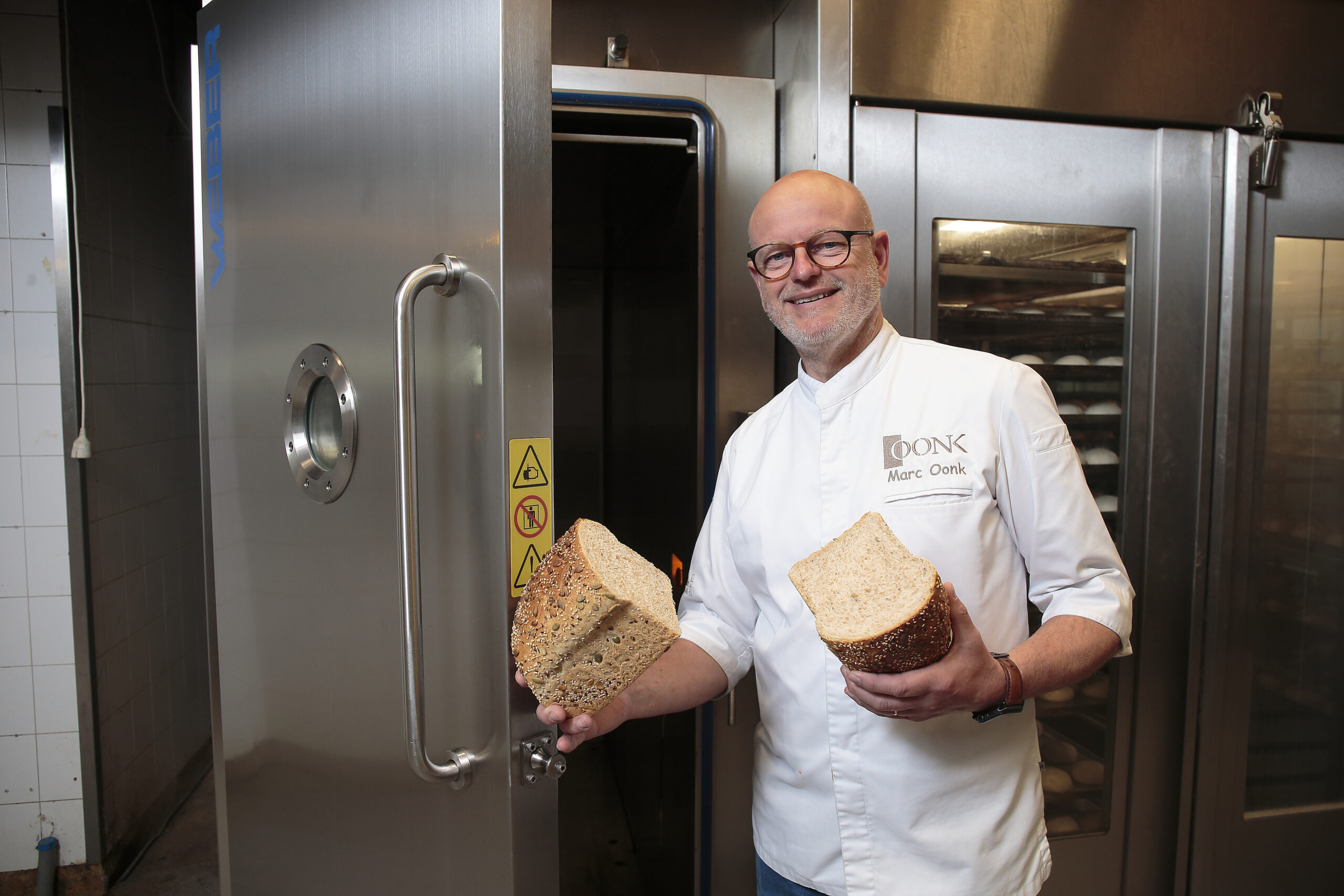 Bakker Marc Oonk is enthousiast over de inzet van de vacuumkoeler, die het nachtwerk deels terugdringt. Foto's: Hans Prinsen