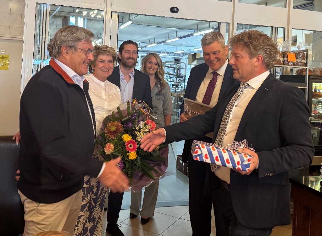 De familie Breimer neemt de felicitaties van burgemeester Agricola in ontvangst. 