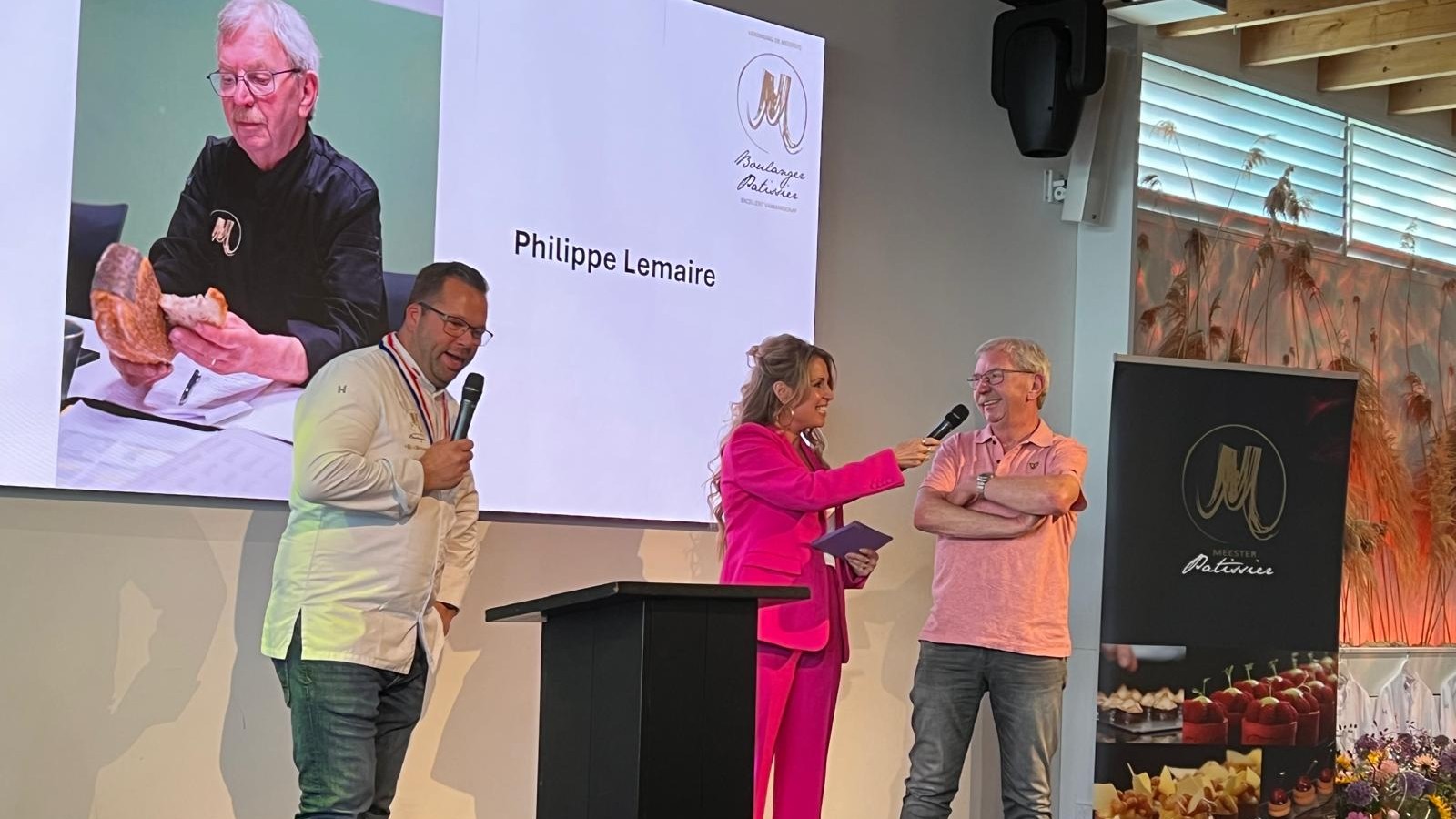 Philippe Lemaire ontvangt de Penning van Verdienste in de sectie brood van Hiljo Hillebrand, hier geïnterviewd door presentatrice Masha de Rooij. Beeld: AMR