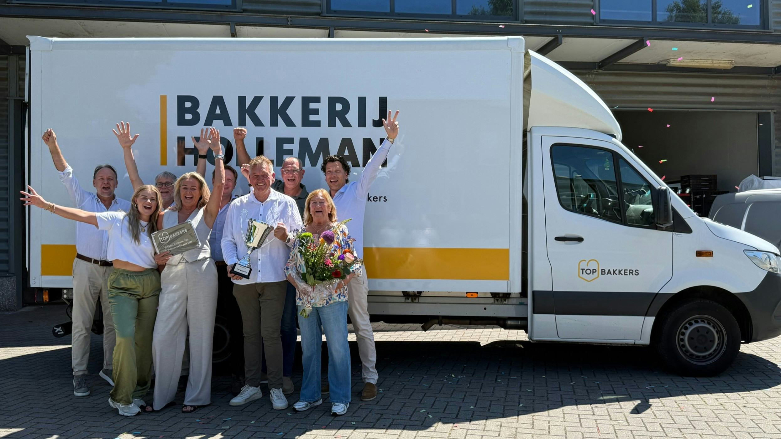 Marco en Jacqueline Holleman nemen namens hun team de wisseltrofee en plaquette in ontvangst. Foto: Top Bakkers