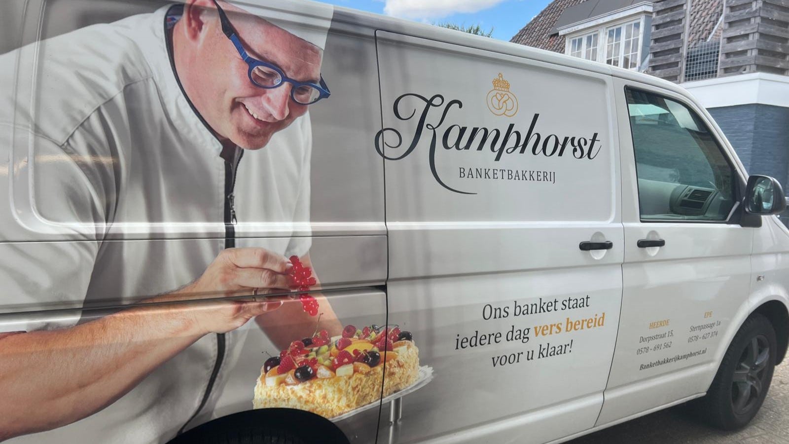 Herco Veldhuizen is samen met zijn vrouw Coryette en zus Sandra eigenaar van Banketbakkerij Kamphorst. Bij hen mag Wouter krachtstroom trekken.