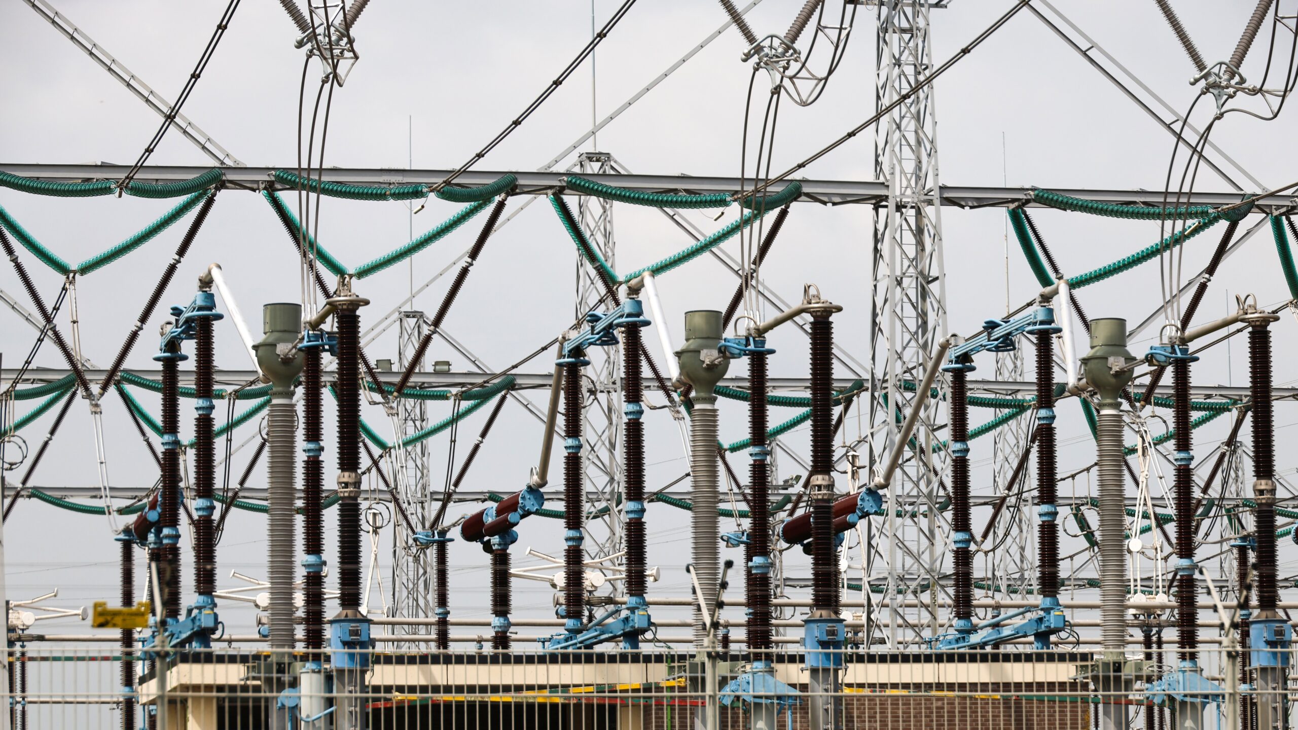 Het hoogspanningstation van Tennet in de Noordoostpolder is een verbindingspunt tussen veel hoogspanningslijnen. Foto: ANP