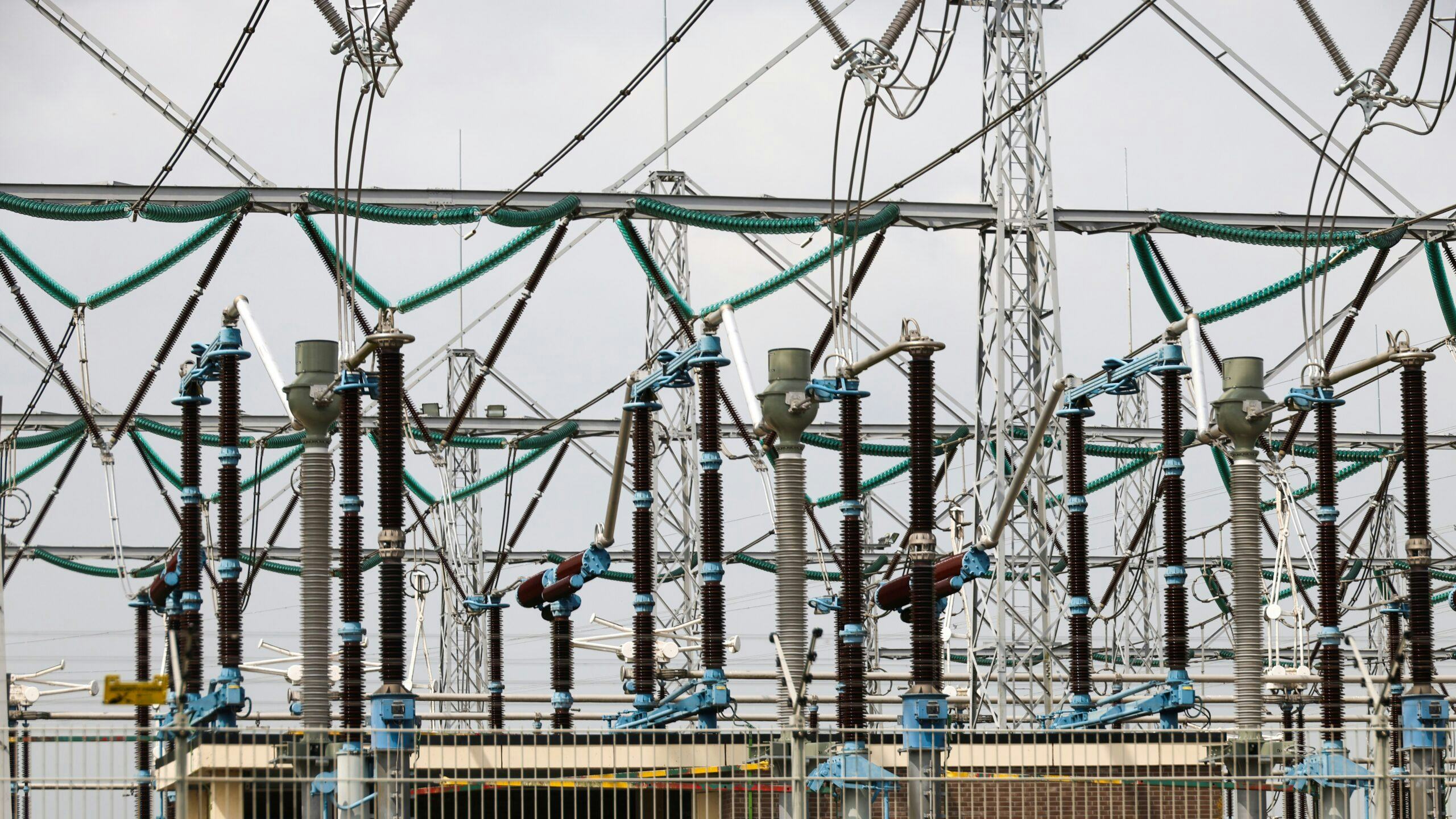 Het hoogspanningstation van Tennet in de Noordoostpolder is een verbindingspunt tussen veel hoogspanningslijnen. Foto: ANP