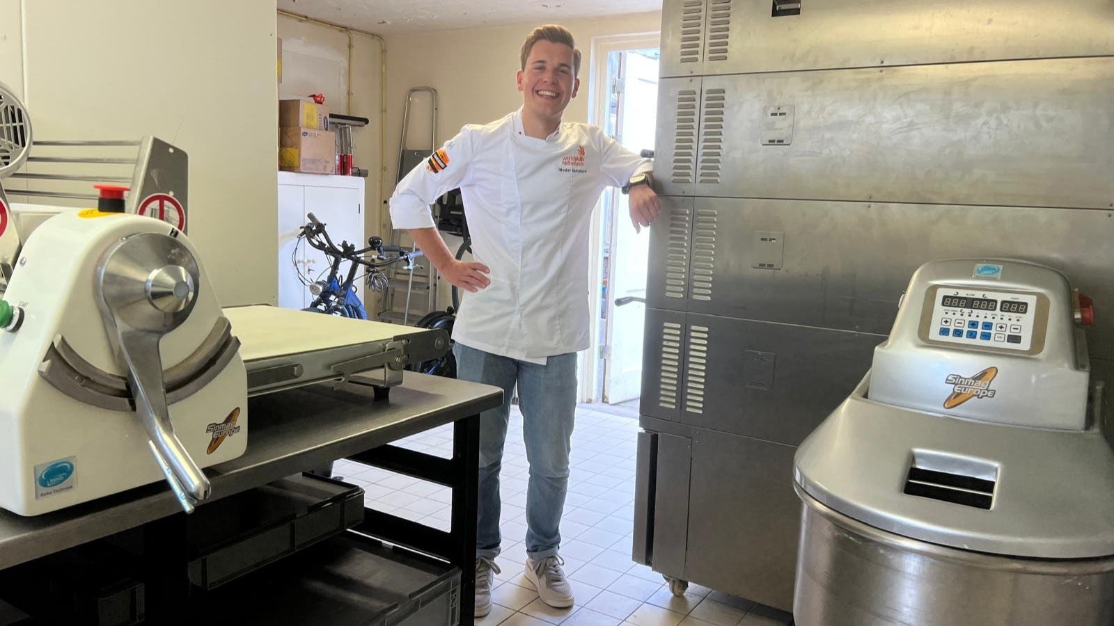 Wouter Kamphorst in de helft van de garage van zijn ouders, waar Beko Techniek een complete bakkerij inrichtte. 