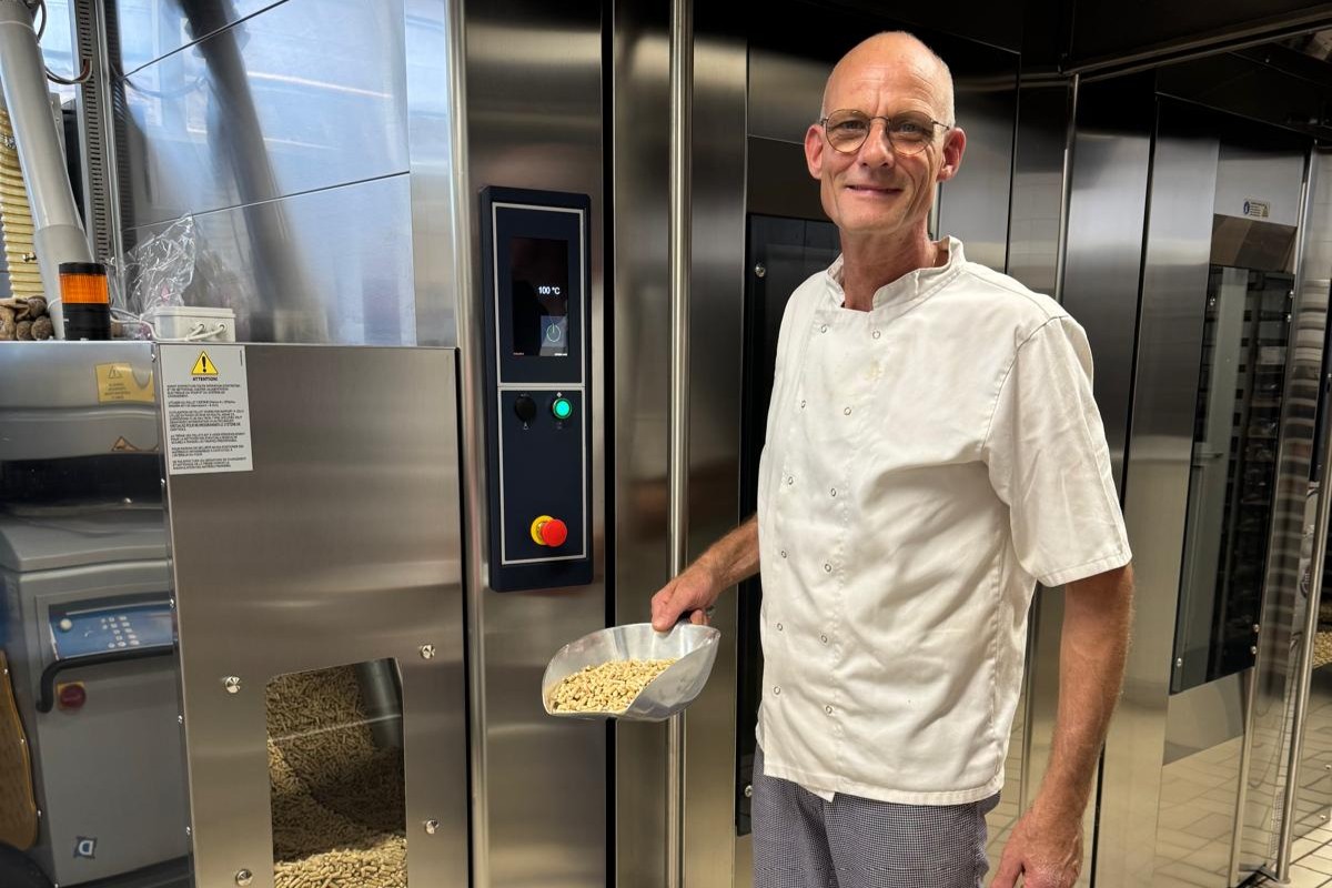 Jan Bijlsma bij zijn pelletgestookte, energiezuinige oven. Foto's: Polin