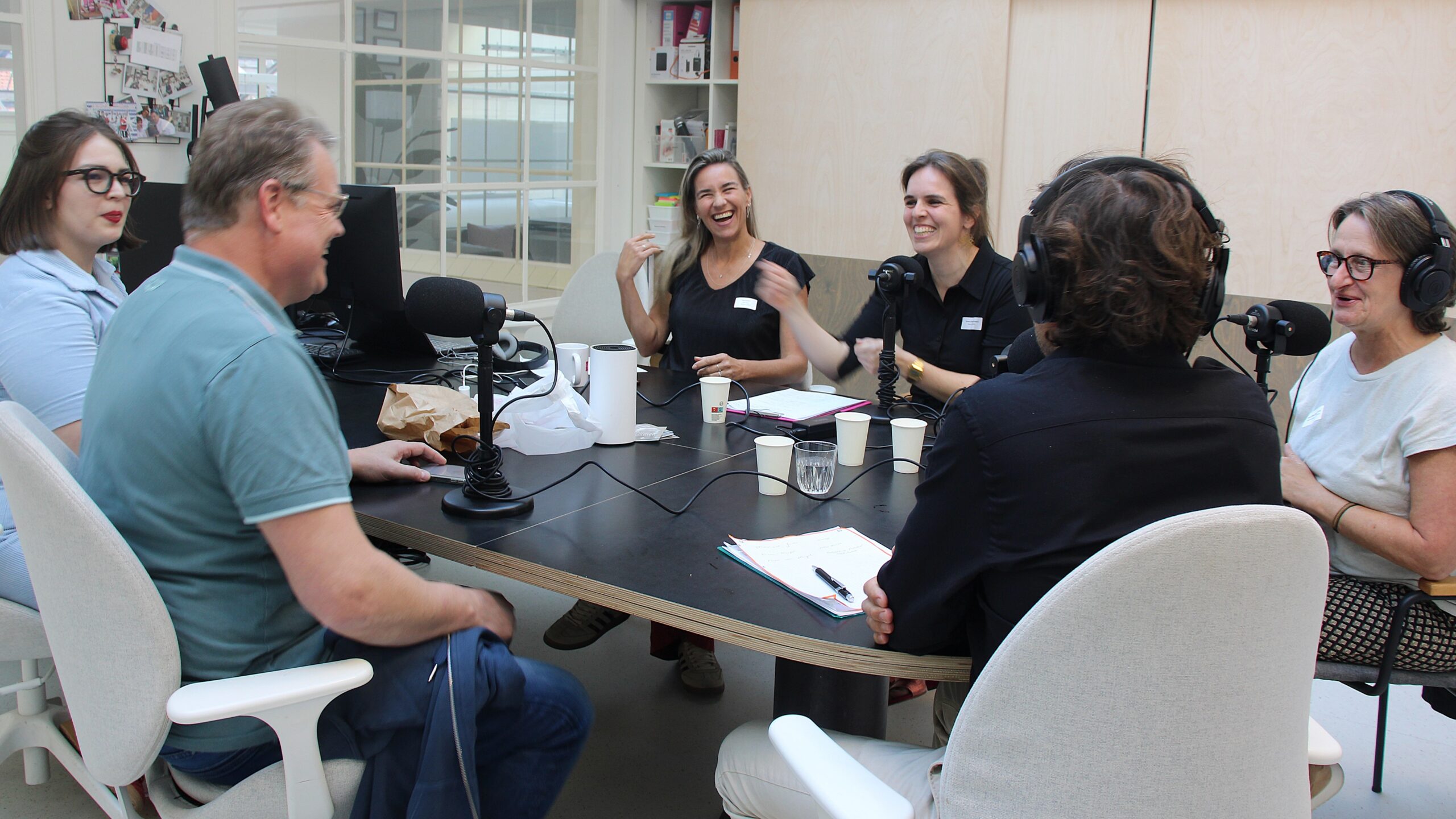 Aan tafel in deel 2 vlnr: Frederike Jansen, Nico van Meijel, Ivo van Dijkhuizen, Anne Mieke Ravenshorst, Tamara Hoogerwaard en Nina Kuiper.