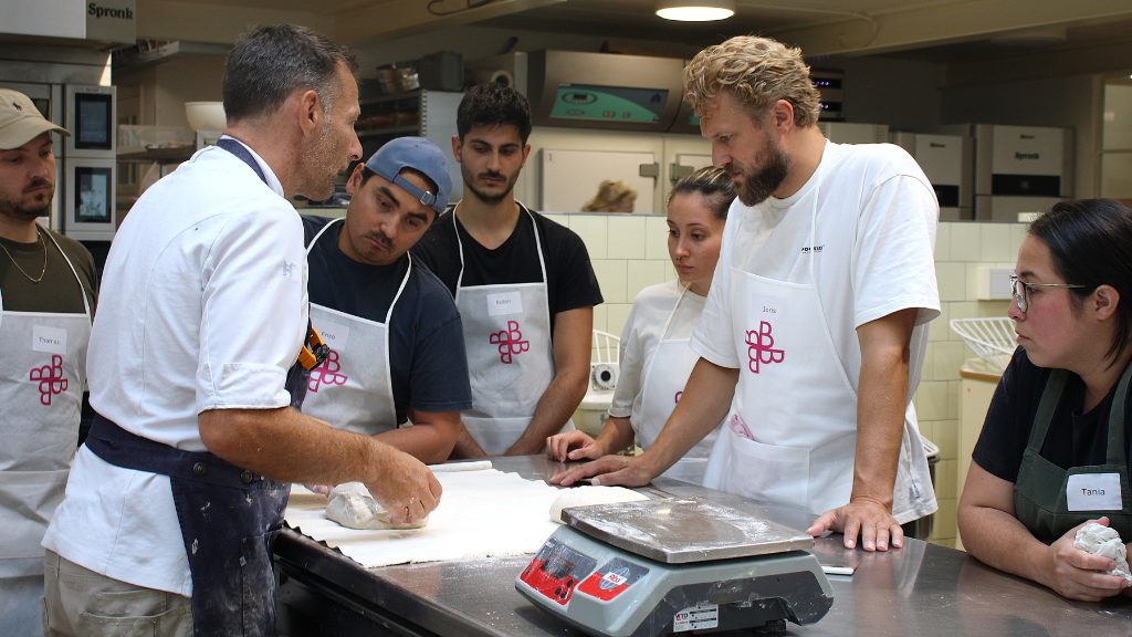 Joris Bijdendijk en zijn team krijgen gerichte training van Hans Heiloo van het Bakery Institute. Foto's: BI