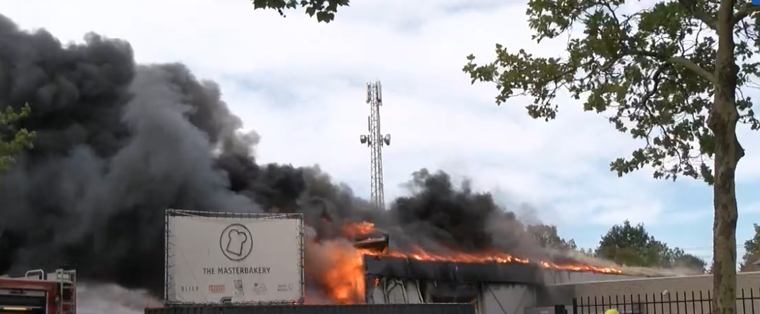 De rookontwikkeling was tot in de verre omtrek te zien. Foto: still