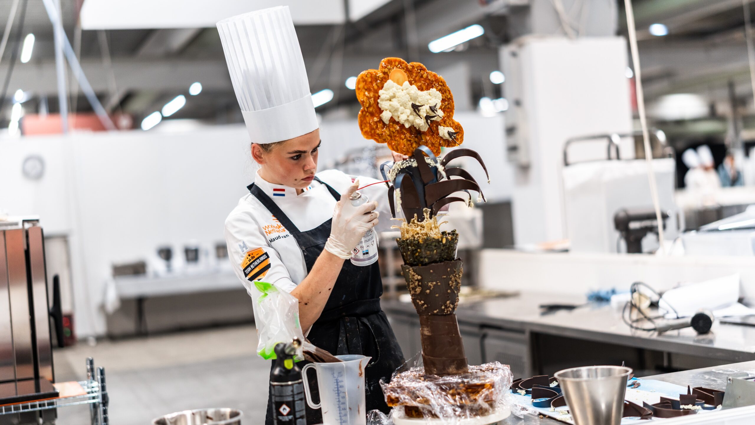 Maud van Dijk is opperst geconcentreerd aan het werk met haar showstuk voor Euroskills Patisserie in Denemarken. Zaterdagavond 13/9 wordt de uitslag bekendgemaakt.