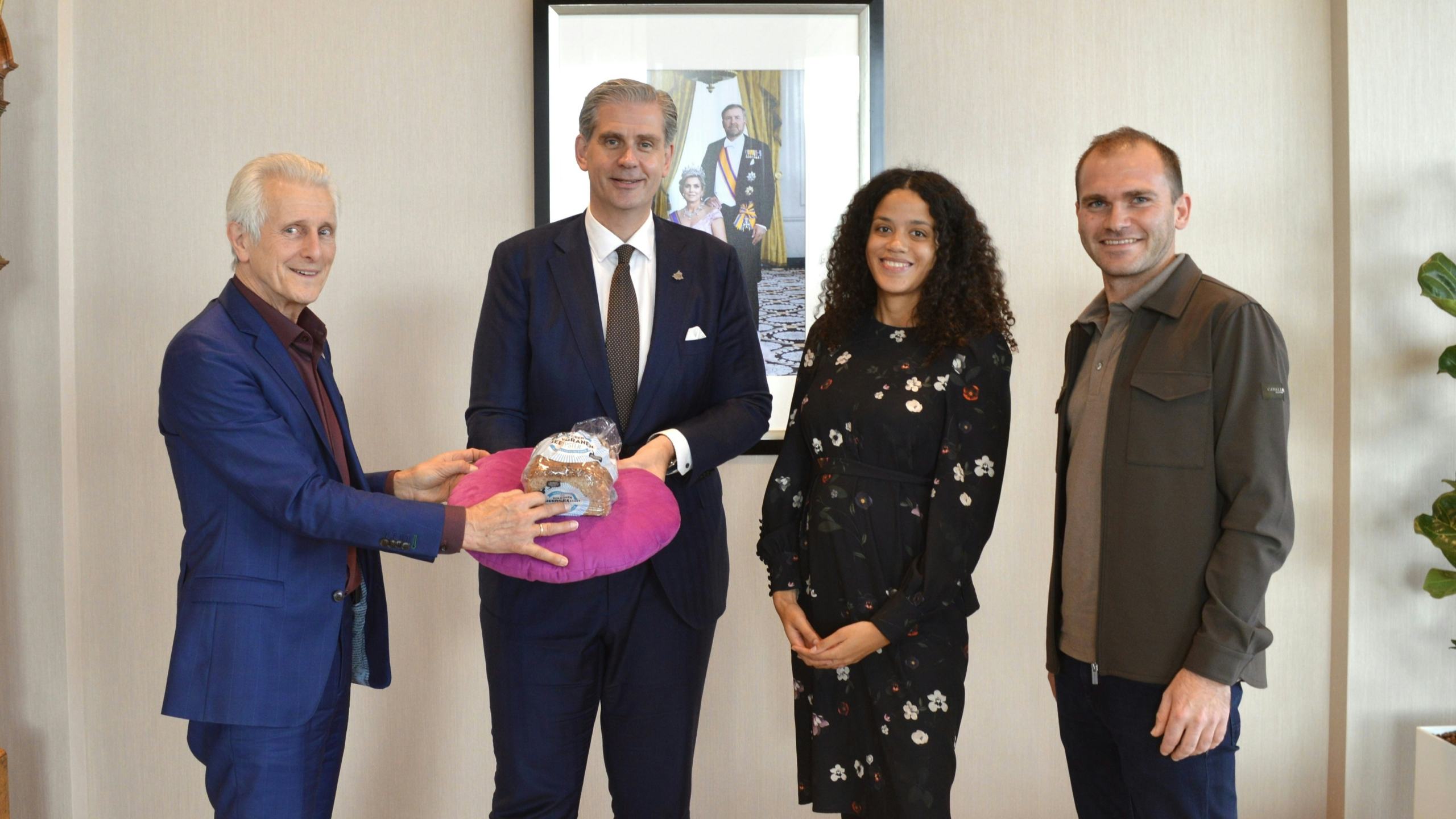 Maurits Groen (Kipster) overhandigt het Kipsterbrood aan Wouter Kolff, Commissaris van de koning in Zuid-Holland. Daarnaast Rebekah Simmons, Sustainability Specialist Lidl en teler Tom Bosscher uit Groningen.