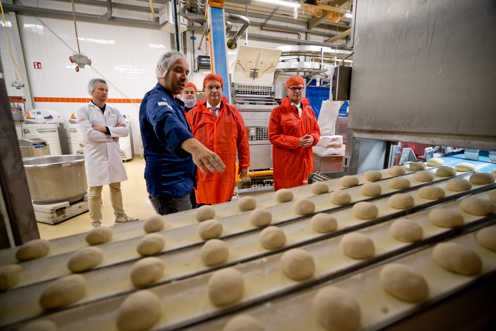Bakkerij 't Stoepje geeft commissaris van de Koning Hans Oosters een kijkje achter de schermen in Spakenburg. 