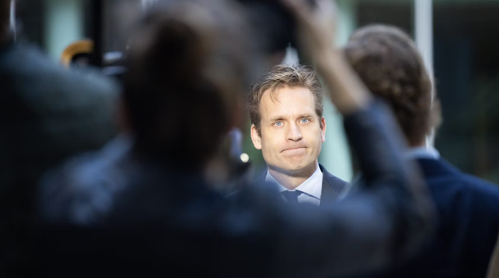 Vincent Karremans, demissionair minister van Economische Zaken staat de pers te woord. Foto: ANP
