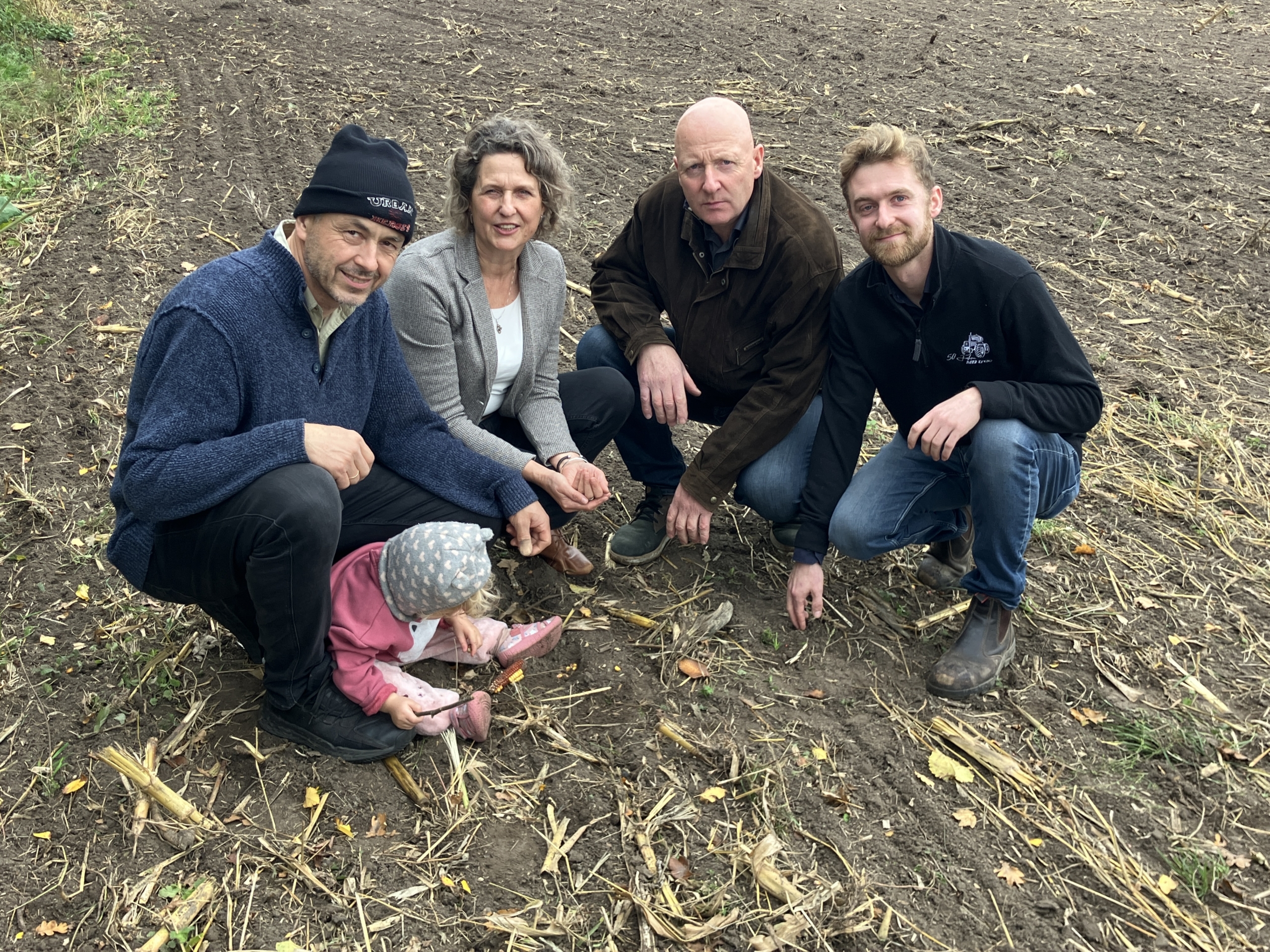 Heiko Weit met Constanze (58), Jochen (57) en Julian (25) Thomsen (vlnr) voor het geoogste graanveld. Eigen foto's