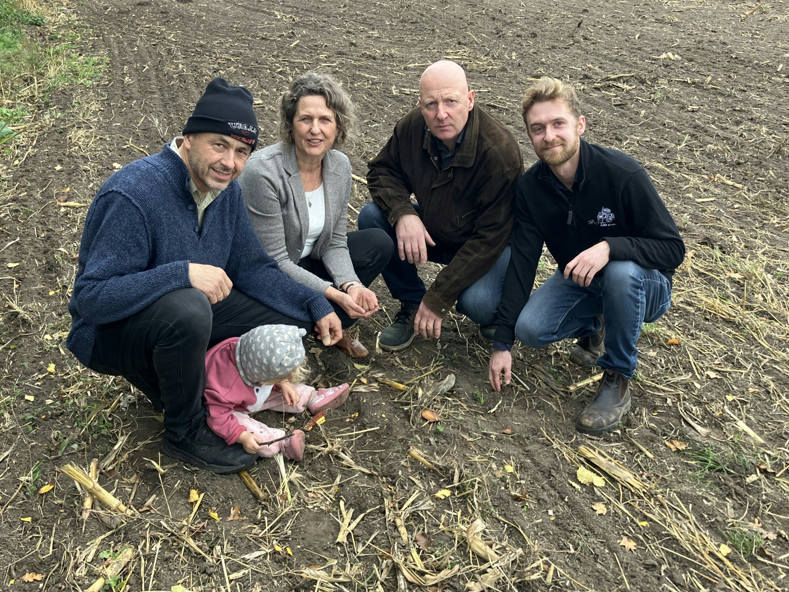 Heiko Weit met Constanze (58), Jochen (57) en Julian (25) Thomsen (vlnr) voor het geoogste graanveld. Eigen foto's