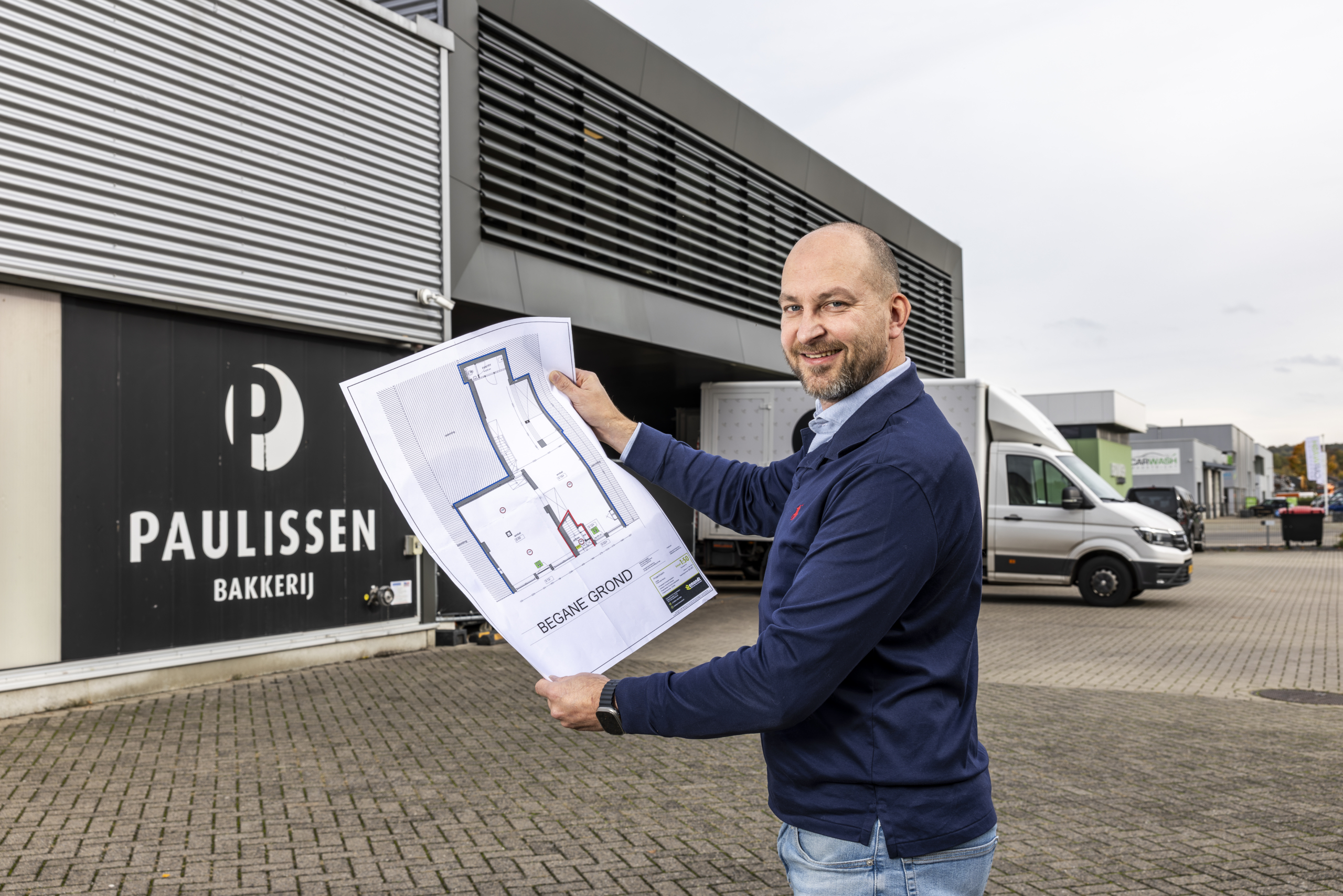 Luc Paulissen van Bakkerij Paulissen laat tekeningen van de nieuwe winkel zien. Foto's Marcel van Hoorn
