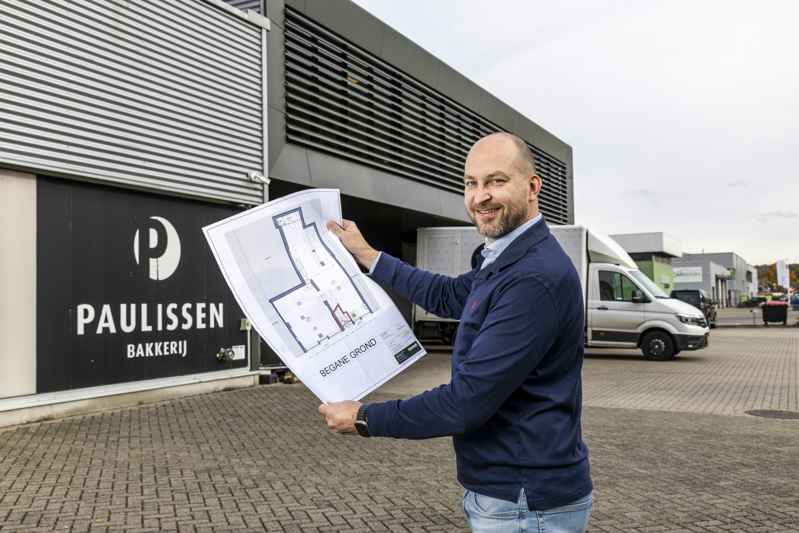 Luc Paulissen van Bakkerij Paulissen laat tekeningen van de nieuwe winkel zien. Foto's Marcel van Hoorn