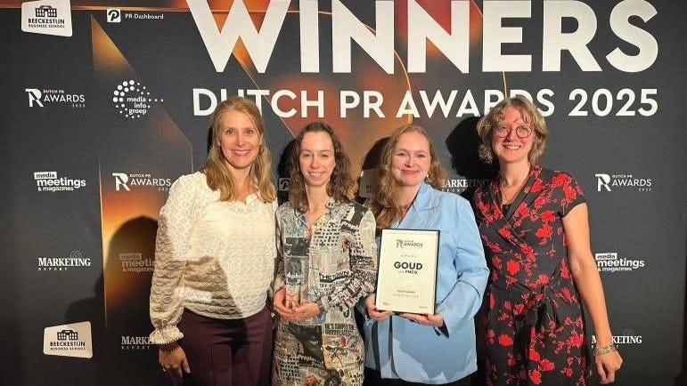 Jenneke, Susanne en Roos van het NBC-team nemen samen met Laura Emous (Foodcabinet, 2e van links) de award in ontvangst. Foto: NBC