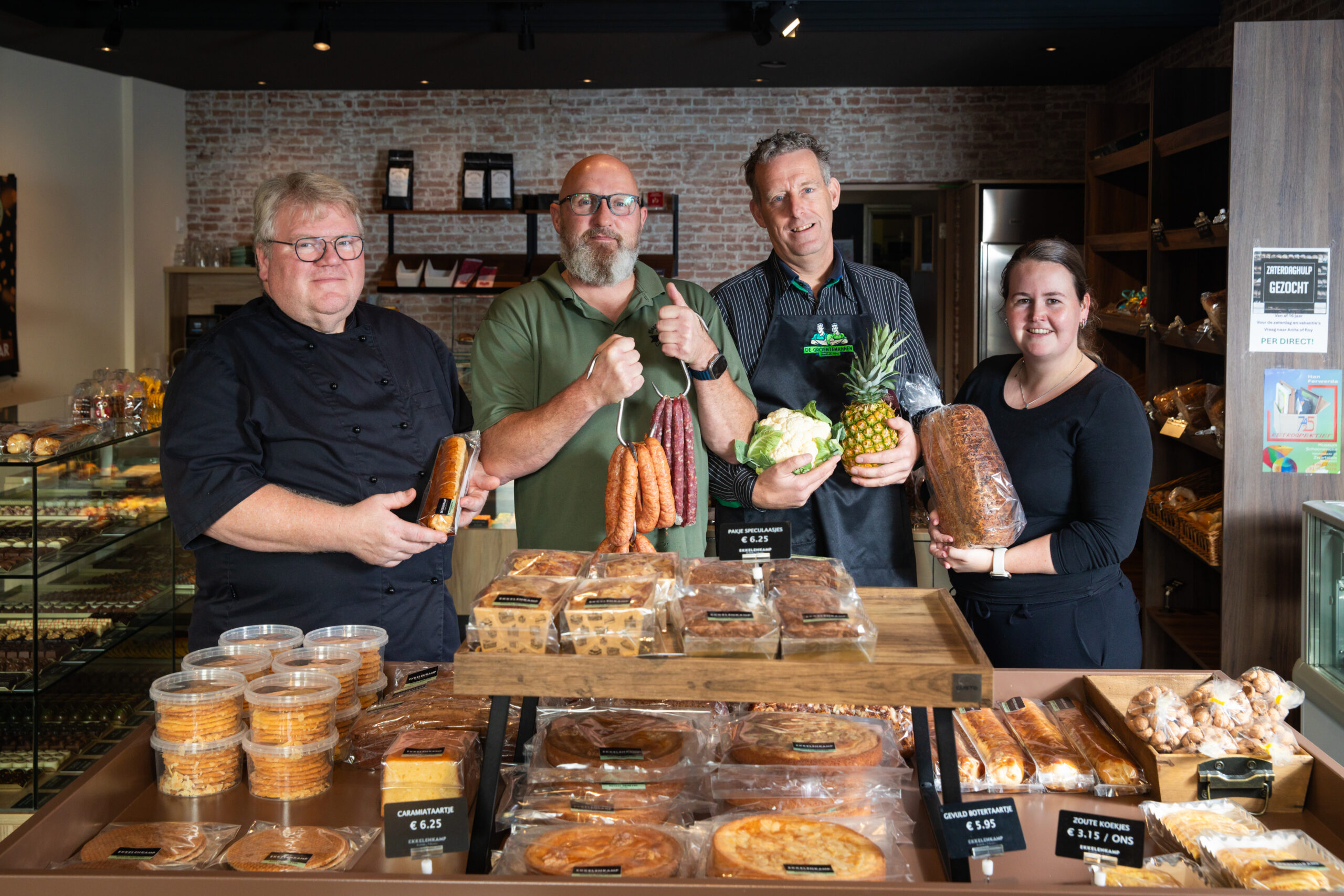 De deelnemende versspecialisten: banketbakker Roy Ekkelenkamp, slager Dick Bruintjes, groenteman Wout Timmerman en bakker Lianne Timmerman. Foto's: Ronald Hissink

 Foto: Ronald Hissink.