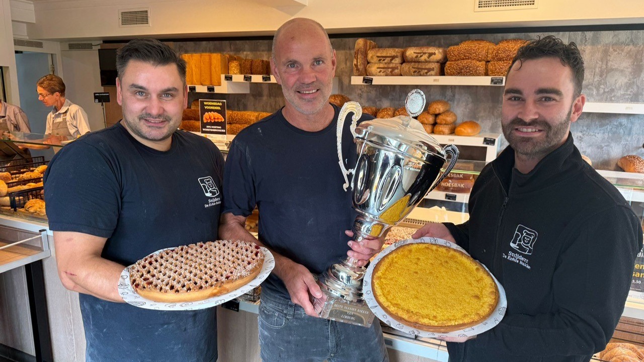 Het team van Echte Bakker Snijders wint met de kersenstansvlaai en de puddingkruimelvlaai. Foto: Henk Hover (L1 Radio)