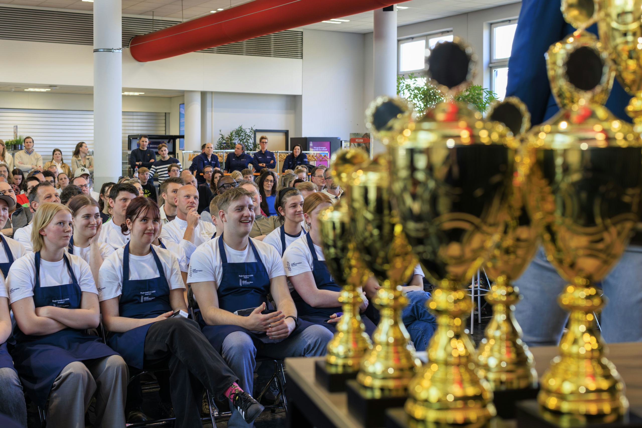 De uitslagen worden steeds weer in gezonde spanning afgewacht. Foto: NK Jeugdvakwedstrijden