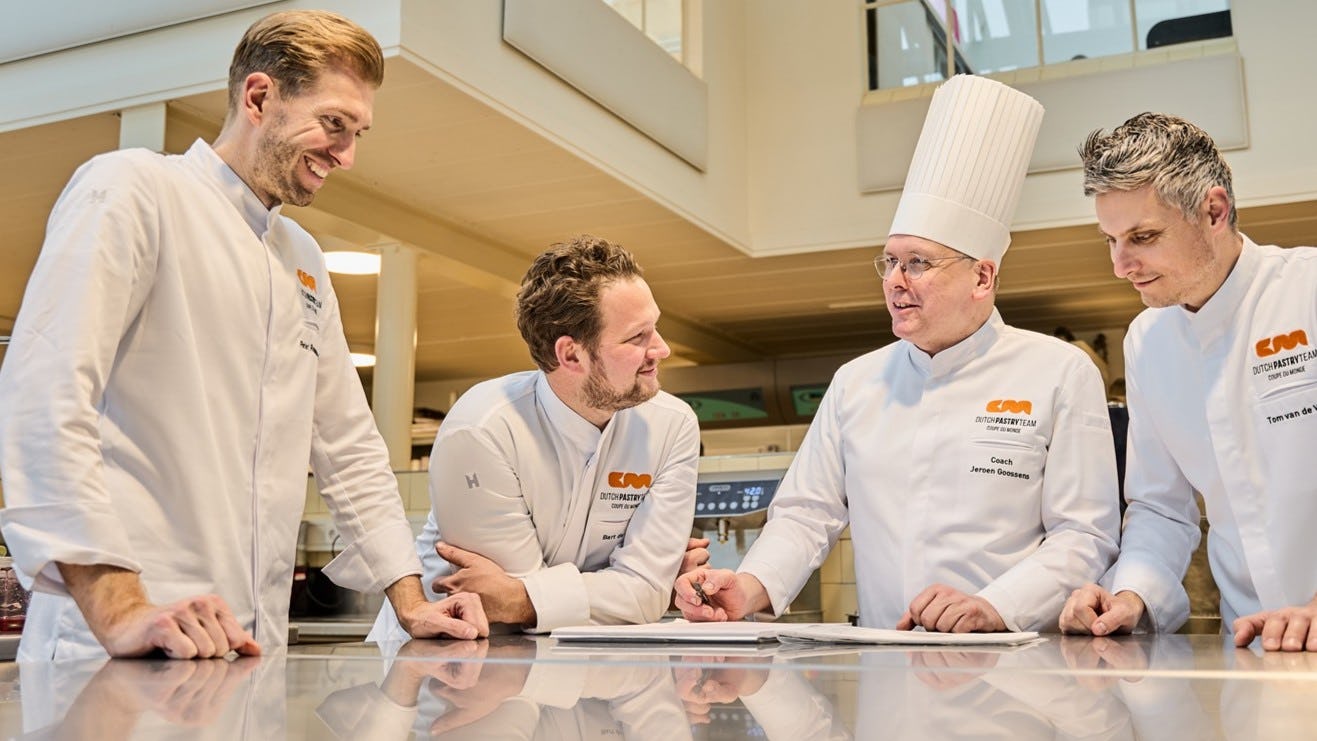Coach Jeroen Goossens geeft alvast het goede voorbeeld: die mutsen moeten tijdens de wedstrijd op én overeind blijven.