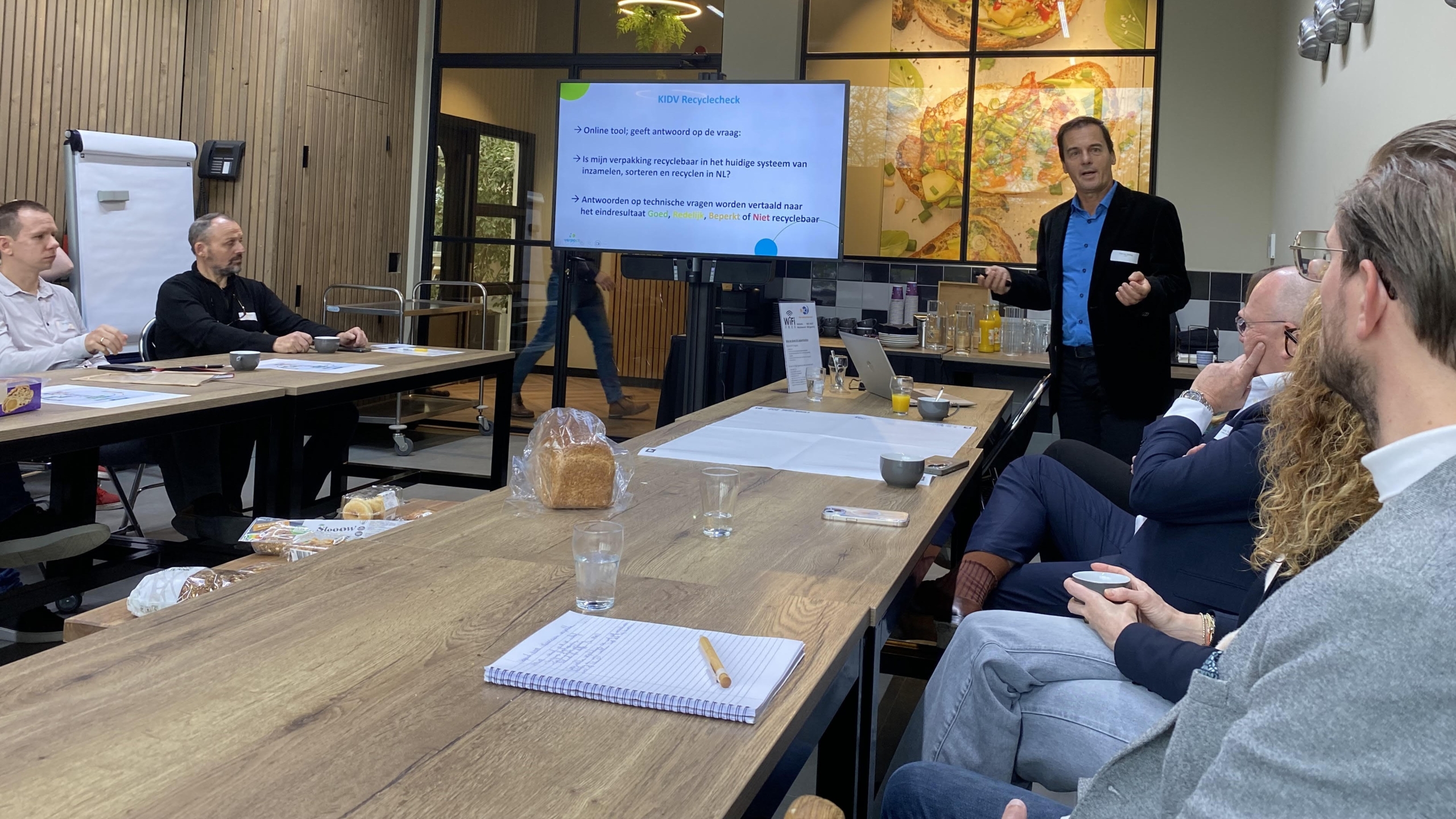 Rolf van Sprang van Verpact praat de aanwezigen bij over de recyclecheck.