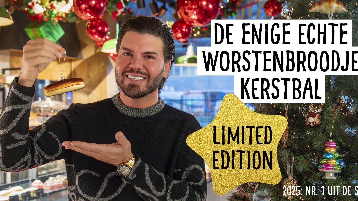 Roy Donders met de levensechte worstenbrooddecoratie. Foto's: Bakkerij Floor van Lieshout.