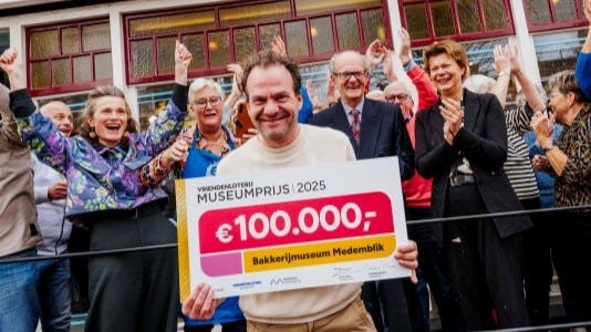 Directeur Jacco Spil van het bakkerijmuseum neemt de prijs in ontvangst.