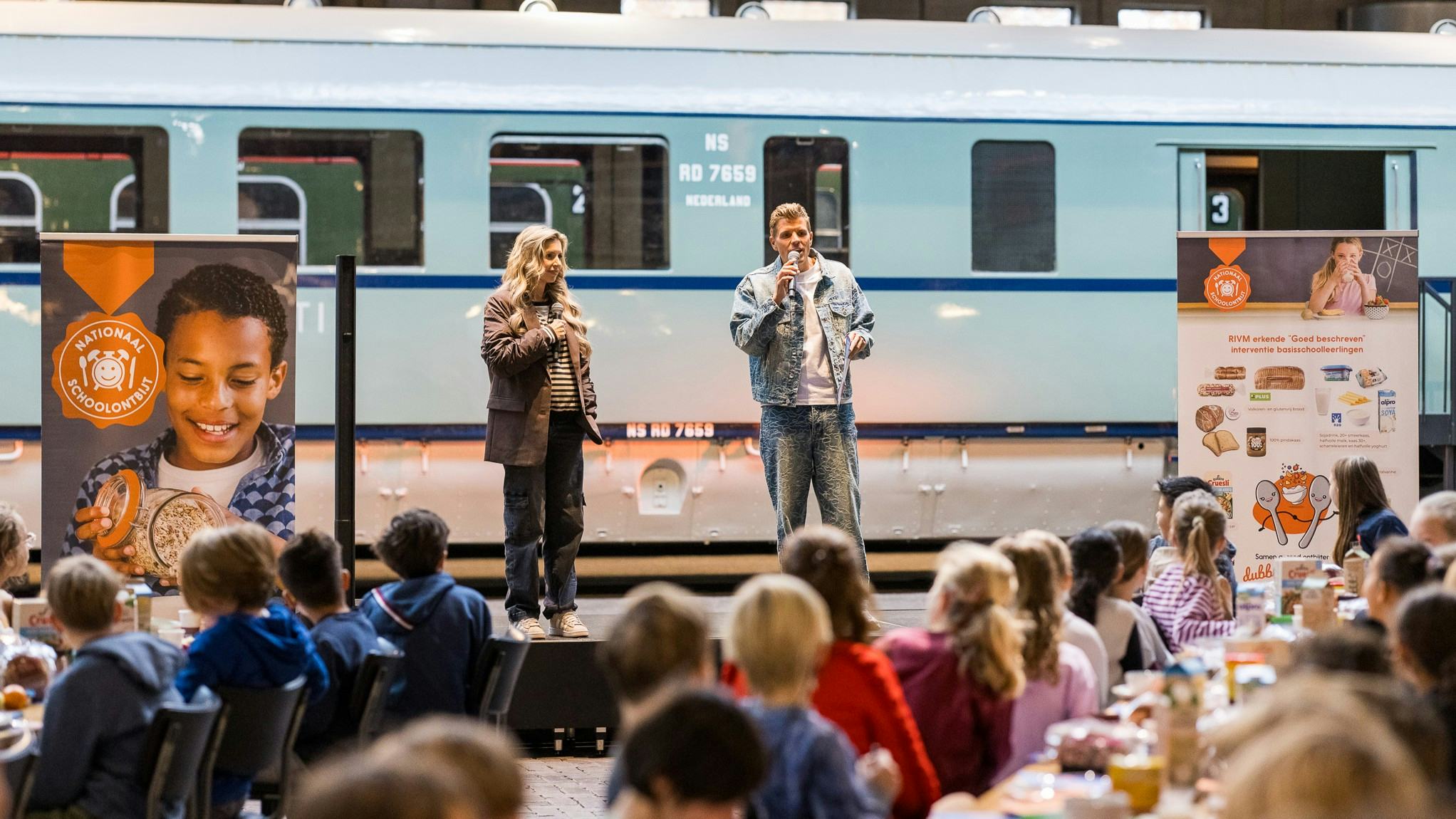 Zanger Jaap Reesema maakte speciaal voor de aftrap een liedje over ontbijten dat hij maandag 10  november zong voor de ontbijtende kids. Foto: Twycer