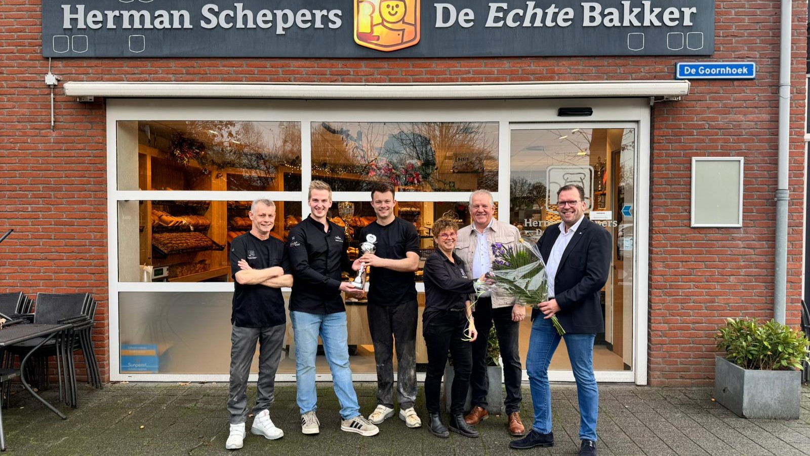 Vlnr: Herman Schepers, Maurits de Greef , Roy Schepers,  Wemmie Schepers, Nico Bloem, Hans Keurhorst (voorzitter Echte Bakkergilde). 