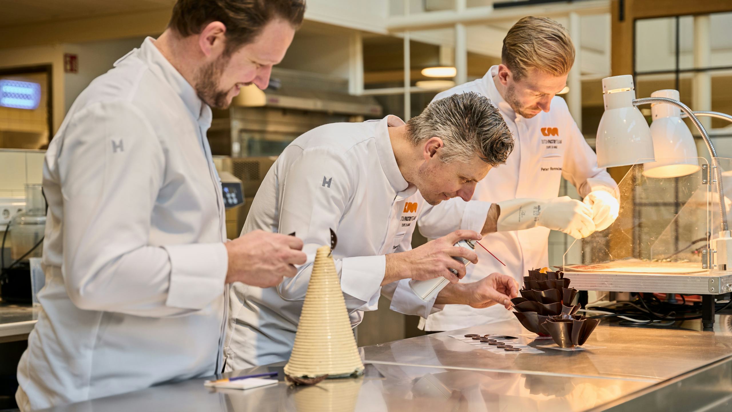 Bart de Gans, Tom van de Veen en Peter Remmelzwaal zijn ieder weekend in training in een exact nagebouwde wedstrijdbox. ‘Die is best krap met ons drieën.’