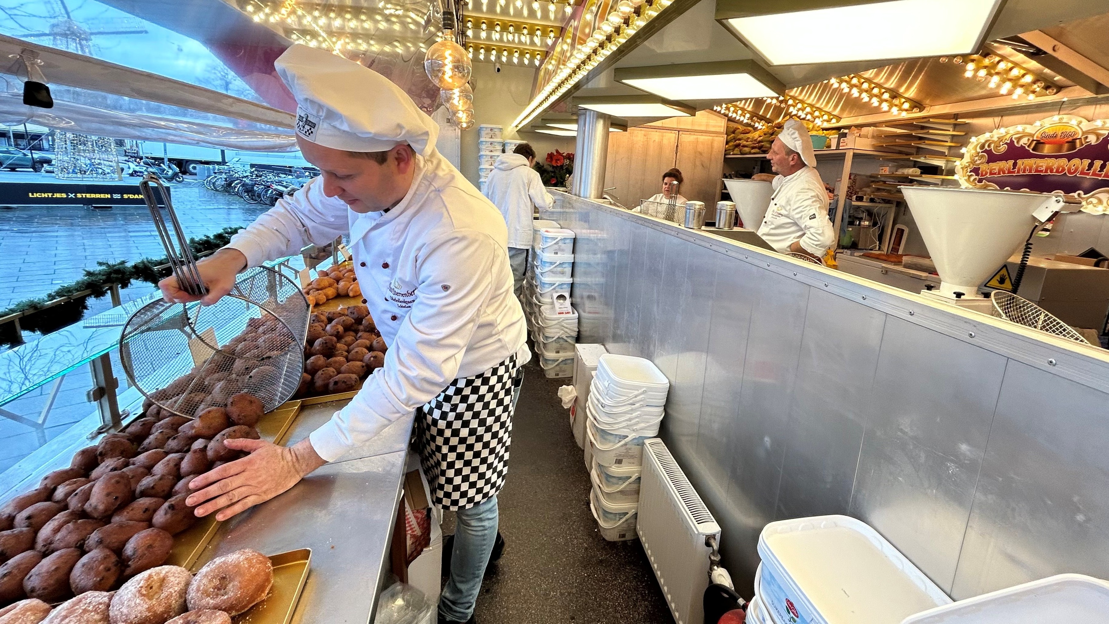 Nico Sterrenberg in zijn oliebollenkraam. Foto: PR Oliebollenkraam Nico Sterrenberg
