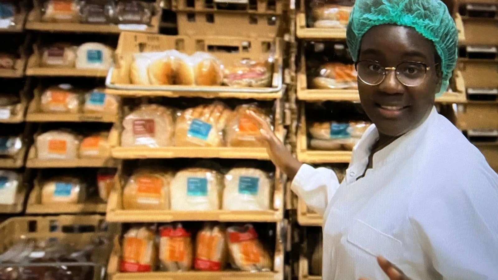 Presentatrice Tirsa volgt het brood van graankorrel tot expeditie. Foto: still