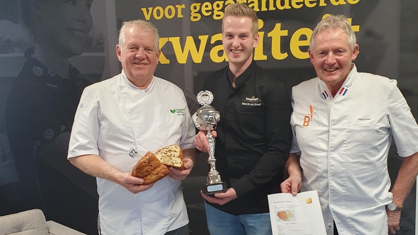 De trofee met toebehoren wordt volgende week bij de winnende bakkers bezorgd. Op de foto juryleden: Nico Bloem, Maurits de Greef en Hans Som. Foto: EB