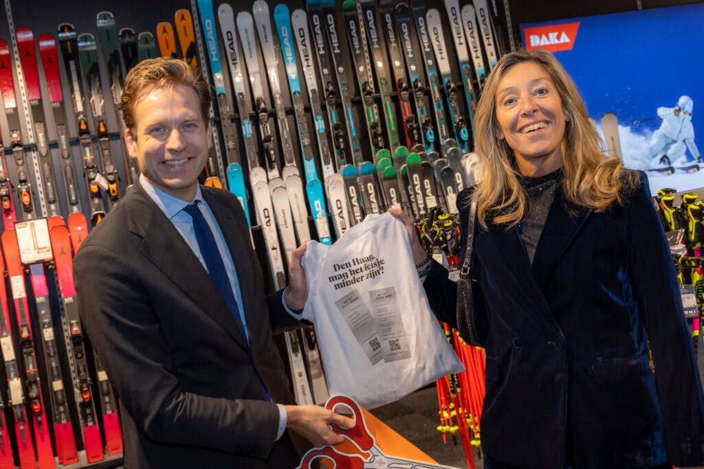 Marie-Hélène Zengerink overhandigt de Ondernemersagenda Retail aan minister Karremans